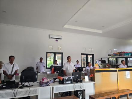 Kegiatan Rutin Pemdes Bengkala Mendengarkan dan Menyanyikan Lagu Kebangsaan Indonesia Raya 